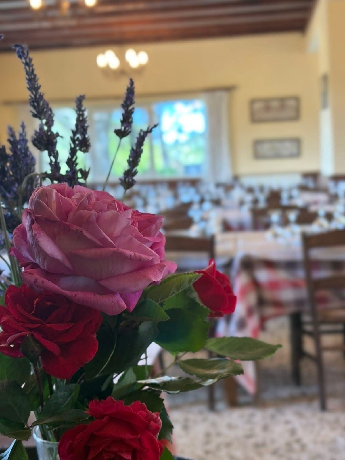 Λουλούδια στην τραπεζαρία