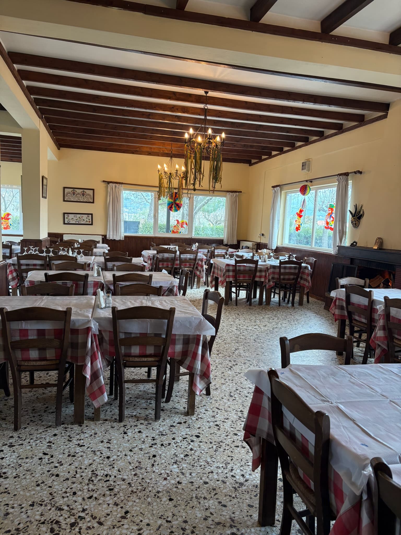 Εσωτερικός χώρος ταβέρνας